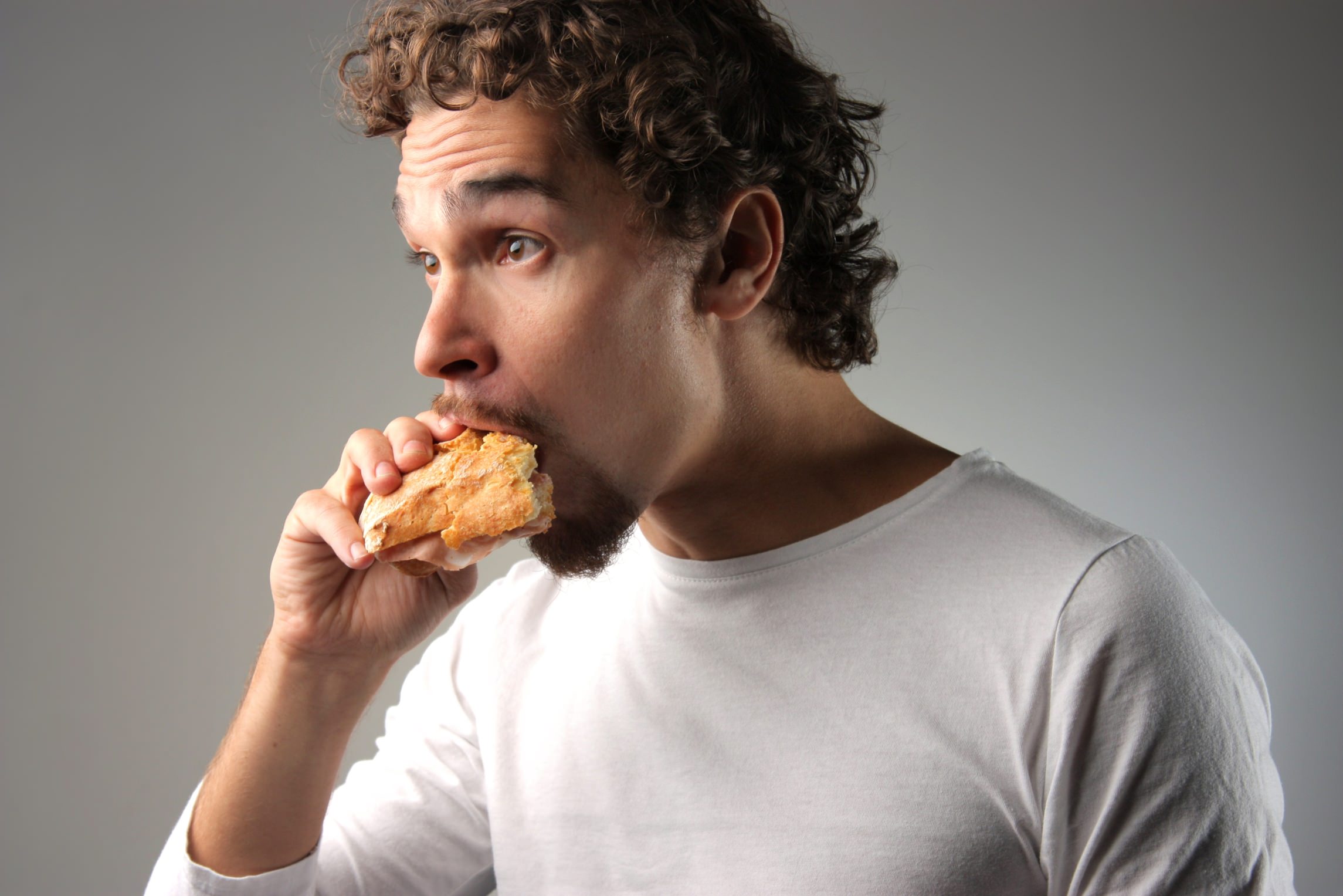 Человек есть много хлеба. Мужчина ест. Человек ест. Мужчина кушает. Человек завтракает.